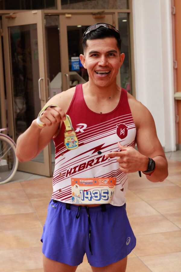 Ismael Valenzuela, entrenador de Running Híbrido, con su medalla tras una carrera en Tijuana