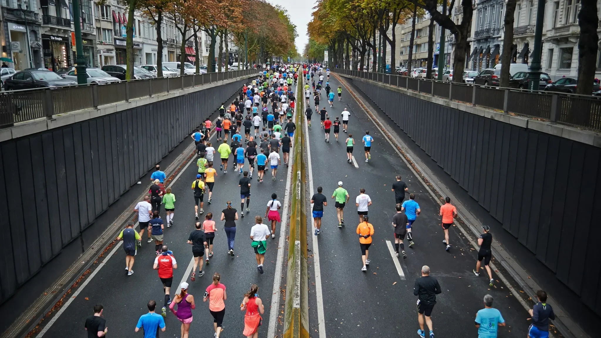 Vista aérea de cientos de corredores en un maratón urbano